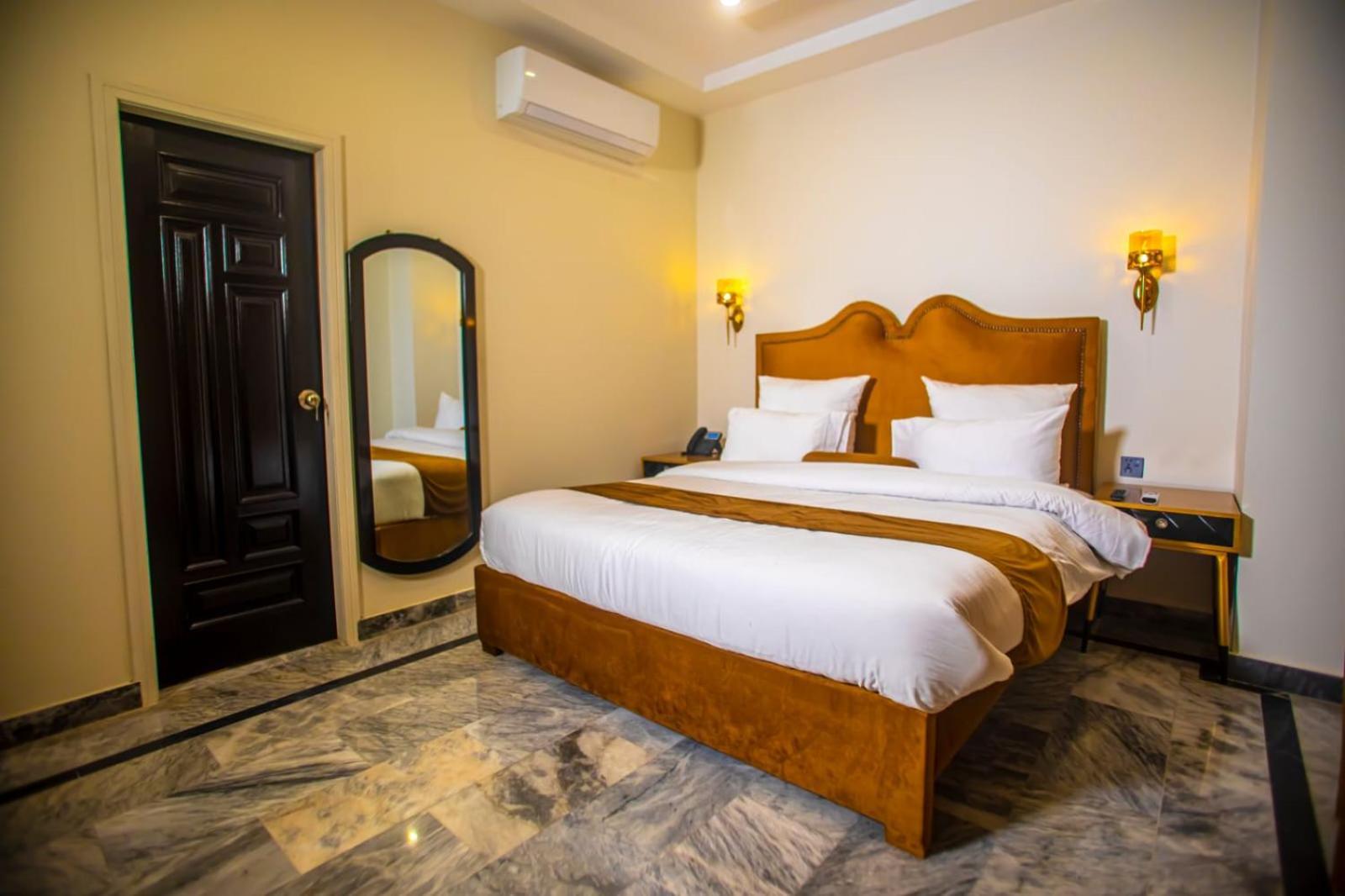 The Rich Hotel & Apartments Лахор Экстерьер фото